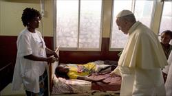 LA CONMOVEDORA VISITA DEL PAPA FRANCISCO A UN HOSPITAL PEDIÁTRICO EN ÁFRICA