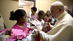 LA CONMOVEDORA VISITA DEL PAPA FRANCISCO A UN HOSPITAL PEDIÁTRICO EN ÁFRICA