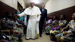 LA CONMOVEDORA VISITA DEL PAPA FRANCISCO A UN HOSPITAL PEDIÁTRICO EN ÁFRICA