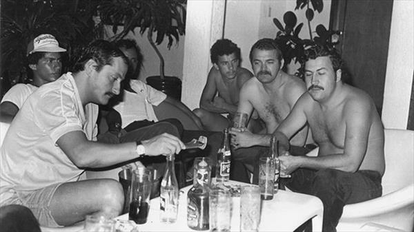 A 30 AÑOS: PABLO ESCOBAR Y LA TOMA DEL PALACIO DE JUSTICIA DE COLOMBIA A 30 AÑOS: PABLO ESCOBAR Y LA TOMA DEL PALACIO DE JUSTICIA DE COLOMBIA