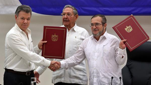 HISTÓRICO: EL GOBIERNO COLOMBIANO Y LAS FARC FIRMARON EL CESE DEFINITIVO DEL FUEGO HISTÓRICO: EL GOBIERNO COLOMBIANO Y LAS FARC FIRMARON EL CESE DEFINITIVO DEL FUEGO