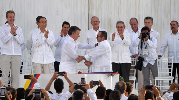 HISTÓRICO: COLOMBIA FIRMÓ LA PAZ LUEGO DE MEDIO SIGLO DE GUERRA HISTÓRICO: COLOMBIA FIRMÓ LA PAZ LUEGO DE MEDIO SIGLO DE GUERRA