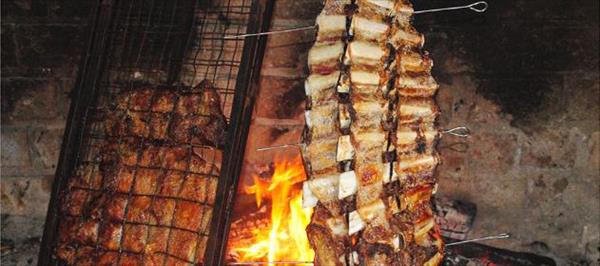 EN ESTADOS UNIDOS EL ASADO DESAFÍA AL BARBECUE EN ESTADOS UNIDOS EL ASADO DESAFÍA AL BARBECUE