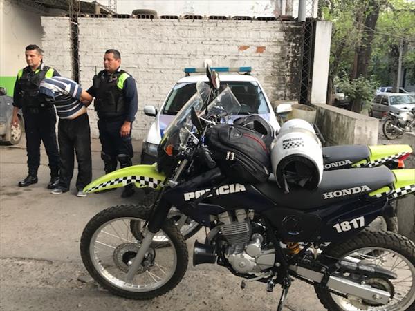 Detienen a dos hombres y secuestran un arma de fuego en Villa 9 de Julio Detienen a dos hombres y secuestran un arma de fuego en Villa 9 de Julio