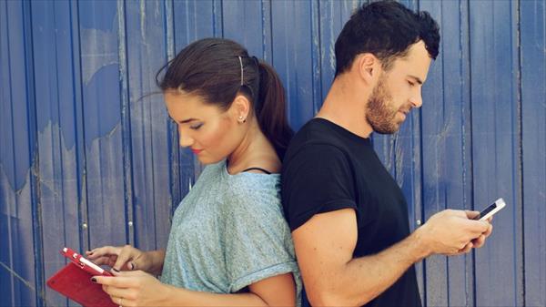 LAS AMISTADES DE FACEBOOK SON FALSAS, SEGÚN UN ESTUDIO LAS AMISTADES DE FACEBOOK SON FALSAS, SEGÚN UN ESTUDIO