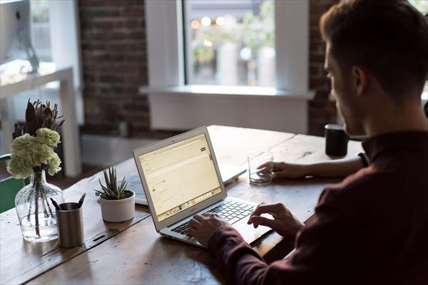 La tecnología, nuestra aliada para estar en contacto con el mundo exterior La tecnología, nuestra aliada para estar en contacto con el mundo exterior