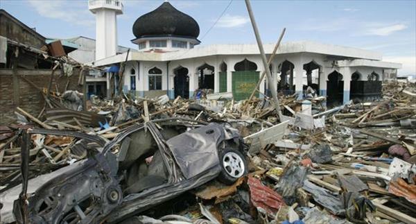 TRAS 12 AÑOS, SE REENCONTRÓ CON SU HIJA DESAPARECIDA EN EL GRAN TSUNAMI TRAS 12 AÑOS, SE REENCONTRÓ CON SU HIJA DESAPARECIDA EN EL GRAN TSUNAMI