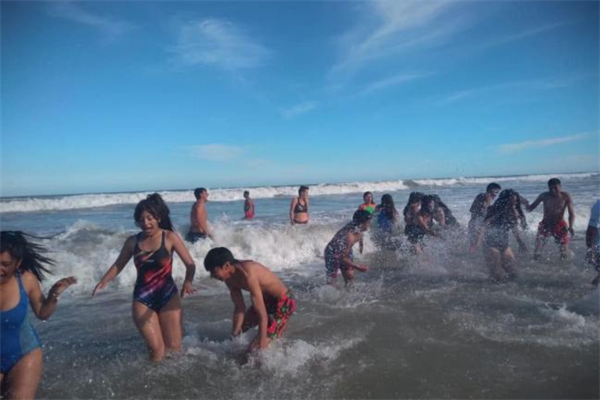 Los alumnos de Chasquivil conocieron el mar este martes Los alumnos de Chasquivil conocieron el mar este martes
