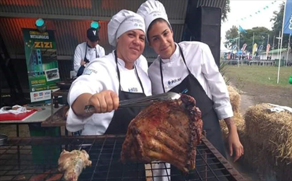 Las mujeres, al mando de la parrilla: quiénes son Laura y Maribel, la dupla que compite en torneos de asados Las mujeres, al mando de la parrilla: quiénes son Laura y Maribel, la dupla que compite en torneos de asados