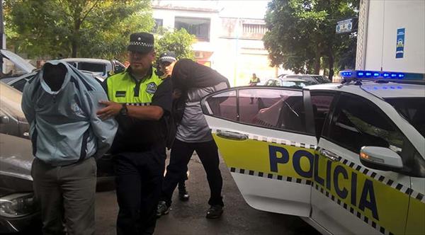 Atrapan a dos hombres con una réplica de arma Atrapan a dos hombres con una réplica de arma