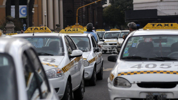 Tras la suba del boleto, ahora los dueños de taxis reclaman una tarifa nocturna Tras la suba del boleto, ahora los dueños de taxis reclaman una tarifa nocturna