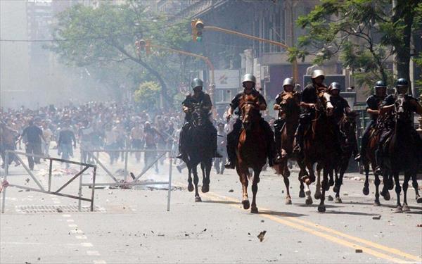 Entrenamiento en derechos humanos para la policía y creación de un centro de denuncias Entrenamiento en derechos humanos para la policía y creación de un centro de denuncias