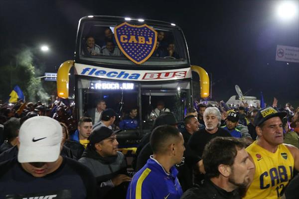 La policía deporta a uno de los líderes de la barra brava de Boca nada más aterrizar en Madrid La policía deporta a uno de los líderes de la barra brava de Boca nada más aterrizar en Madrid