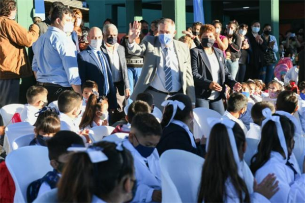 El Gobernador encabezó el inicio de clases en Alderetes El Gobernador encabezó el inicio de clases en Alderetes