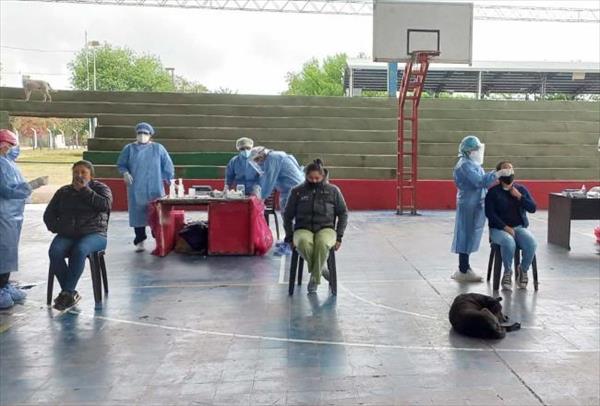 Médicos centinela llevan adelante un operativo de testeos en Famaillá Médicos centinela llevan adelante un operativo de testeos en Famaillá