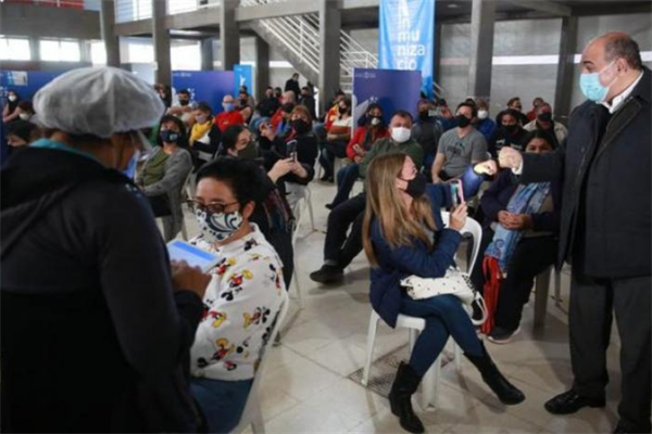 Unas 2.000 personas por día se vacunan en la Escuela Técnica Juan XXIII Unas 2.000 personas por día se vacunan en la Escuela Técnica Juan XXIII