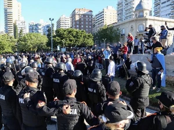 Marchas anticuarentena: la ley prevé penas de hasta quince años de prisión Marchas anticuarentena: la ley prevé penas de hasta quince años de prisión