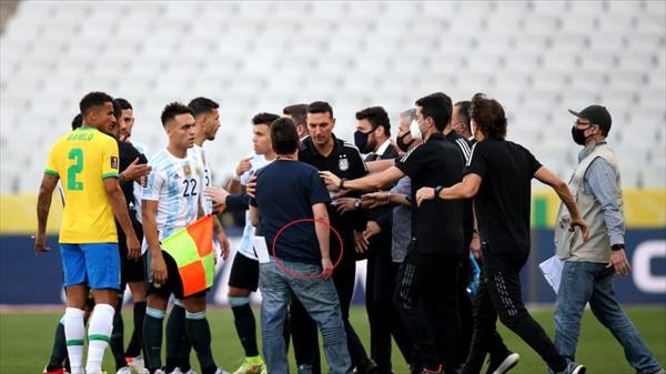 Escándalo en Selección Argentina - Brasil: el descargo de AFA en FIFA y la confirmación del hombre armado Escándalo en Selección Argentina - Brasil: el descargo de AFA en FIFA y la confirmación del hombre armado