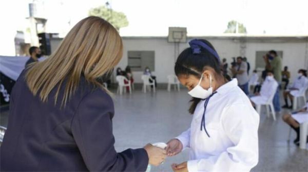 Acuerdan mantener la presencialidad en las escuelas de todo el país Acuerdan mantener la presencialidad en las escuelas de todo el país