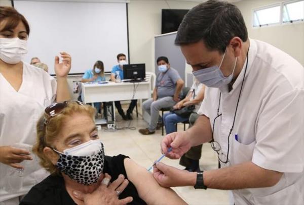Podrán recibir la vacuna de refuerzo a los cuatro meses de la segunda dosis Podrán recibir la vacuna de refuerzo a los cuatro meses de la segunda dosis
