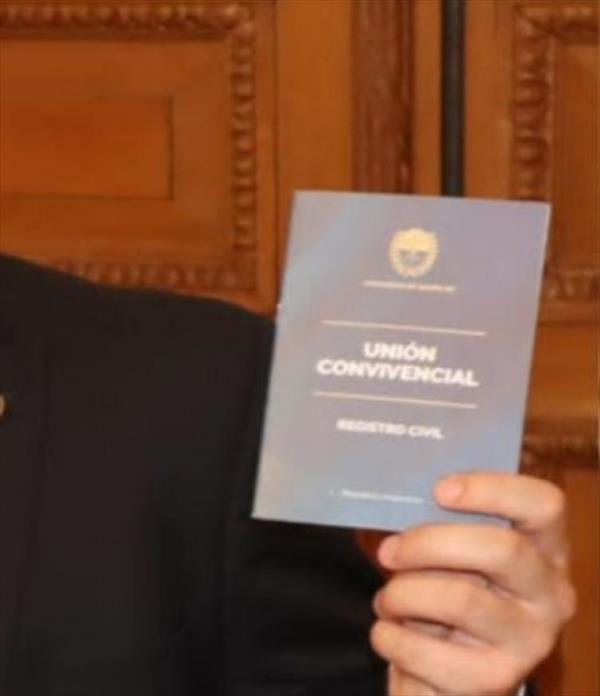 Una pareja rosarina obtuvo la primera libreta de unión convivencial: qué derechos les asegura el trámite Una pareja rosarina obtuvo la primera libreta de unión convivencial: qué derechos les asegura el trámite