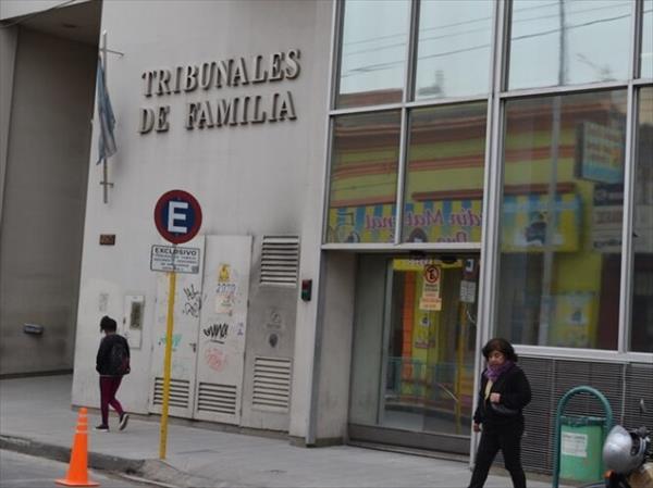 Un tribunal resolvió un juicio de adopción en dos meses y la jueza le explicó el fallo al niño Un tribunal resolvió un juicio de adopción en dos meses y la jueza le explicó el fallo al niño